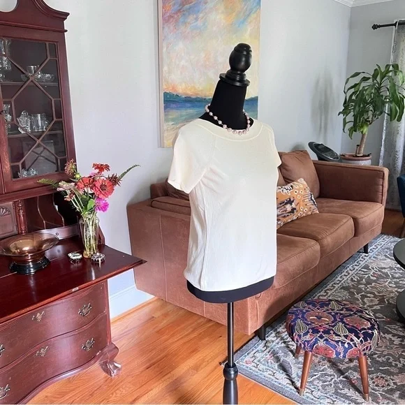 Stunning JOSEPH A. Ecru Qu'est ce que c'est silk? Short Sleeve Sweater - Picture 4 of 5